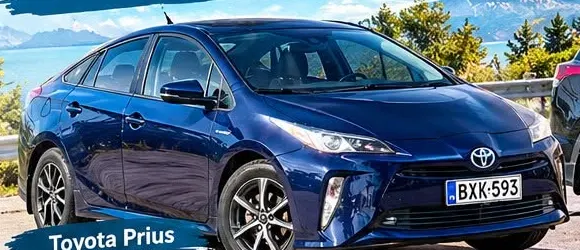 Toyota Prius hybrid màu xanh đỗ bên hồ