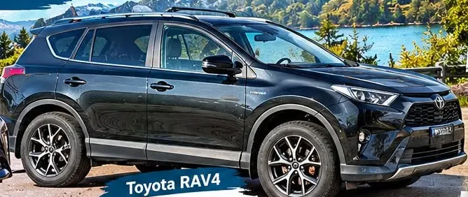 Toyota RAV4 hybrid màu đen đỗ bên hồ